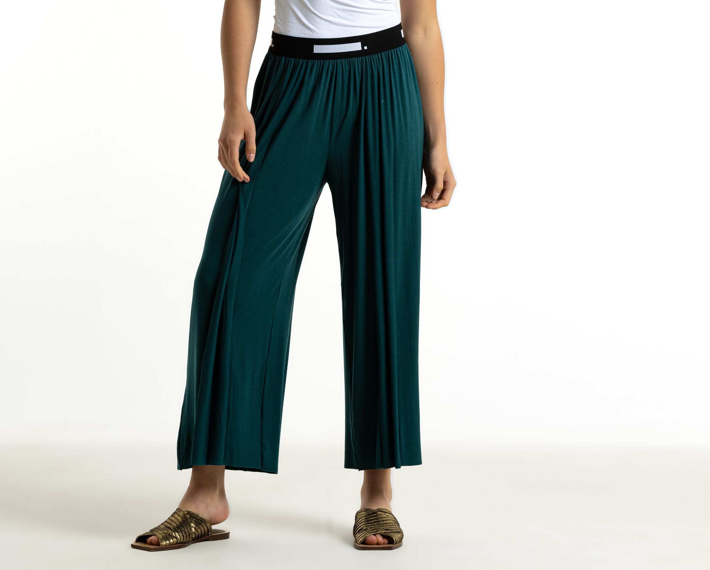 Front Lines Cropped Lycra Pants In Green