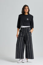 Cropped Bold Shoulders T-Shirt In Black